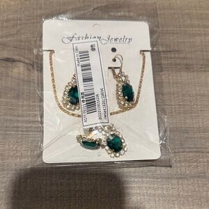 NWT Elegant Green and Gold Costume Jewelry Set